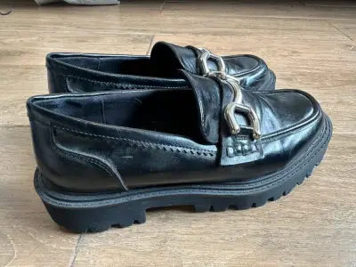Mocasines negros  con hebilla metálica - miniatura 2