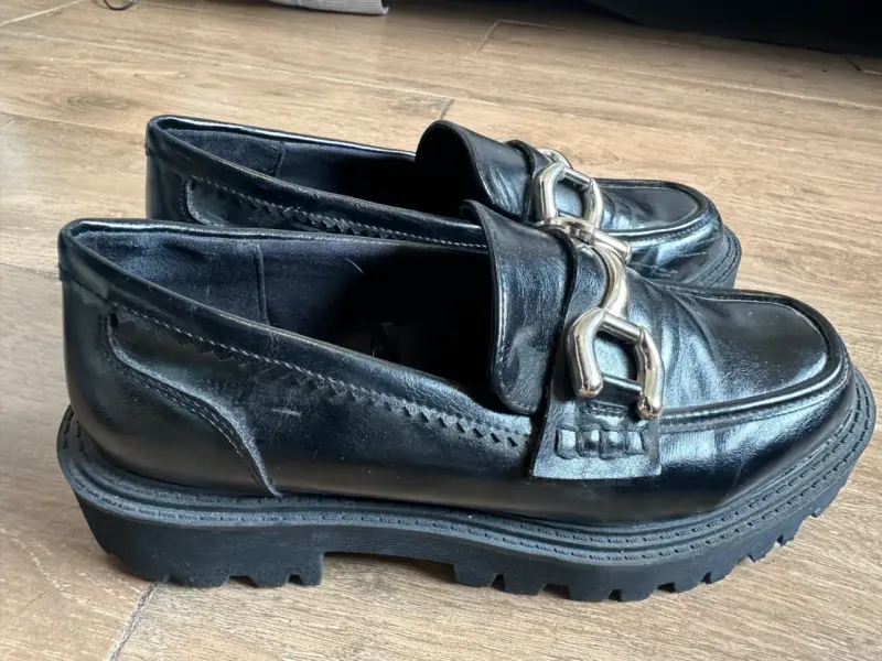 Mocasines negros con hebilla metálica - 3