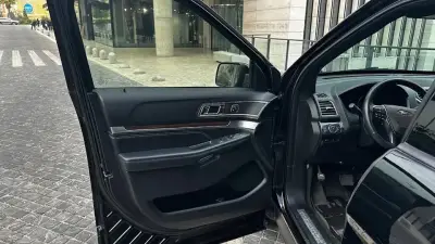 SUV Ford Explorer Limited 4x4 2019 negra - miniatura 3