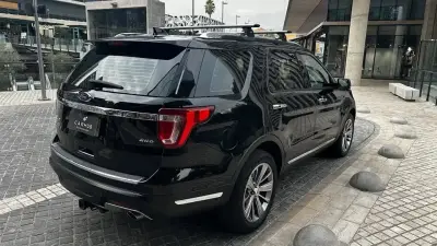 SUV Ford Explorer Limited 4x4 2019 negra - miniatura 4