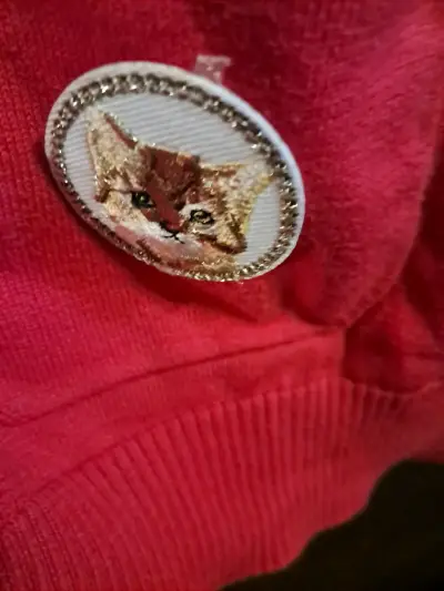 Cárdigan rojo con parches decorativos - miniatura 3