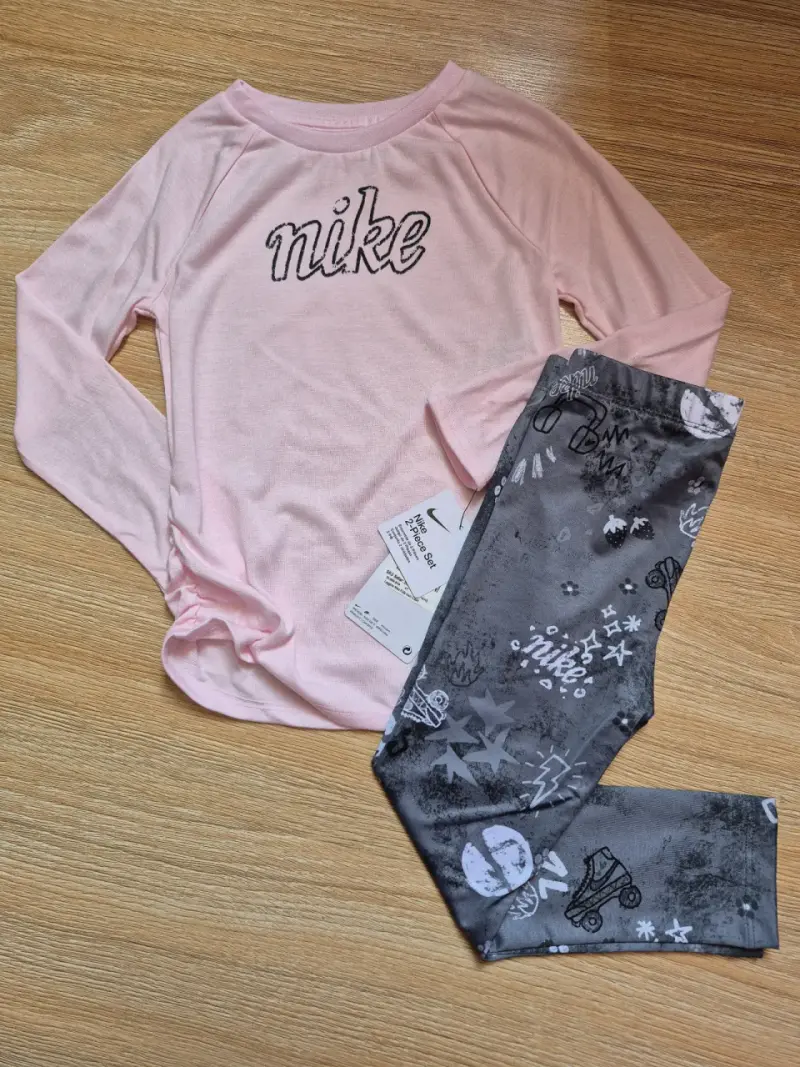 Conjunto deportivo infantil Nike rosa y gris - 1