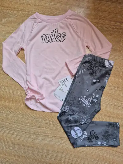 Conjunto deportivo infantil Nike rosa y gris - miniatura 1