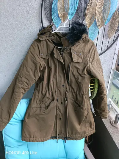Parka verde oliva con capucha de piel sintética - miniatura 1
