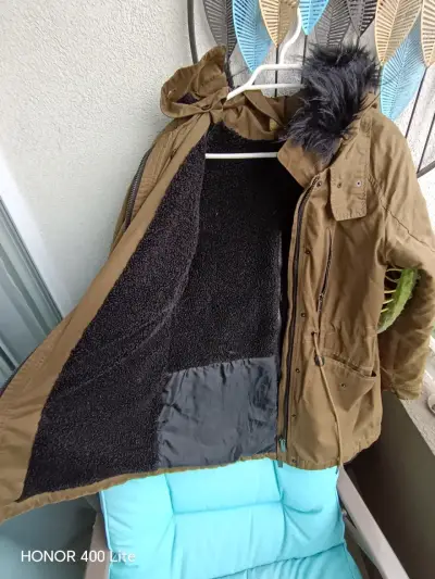 Parka verde oliva con capucha de piel sintética - miniatura 2
