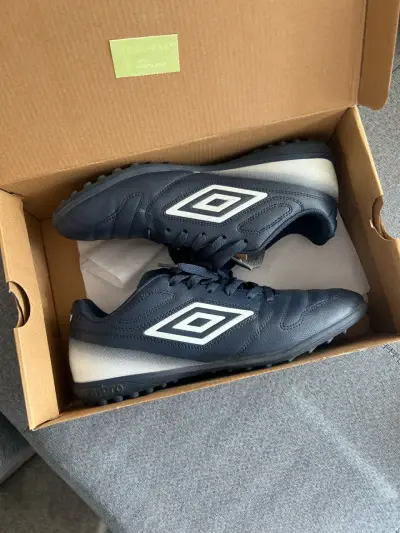 Zapatillas de fútbol Umbro azul marino - miniatura 1