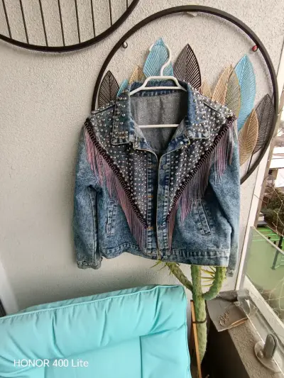 Chaqueta de mezclilla con tachas y flecos - miniatura 2