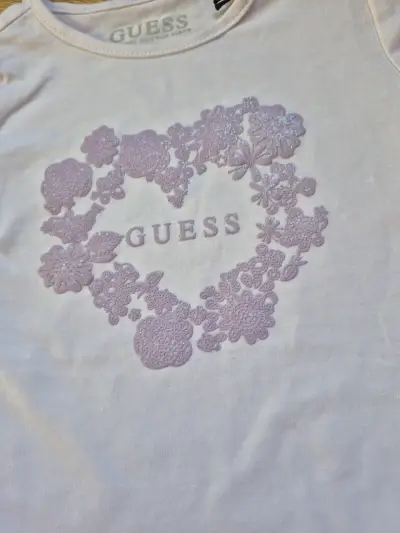 Polera infantil Guess blanca con diseño floral - miniatura 2