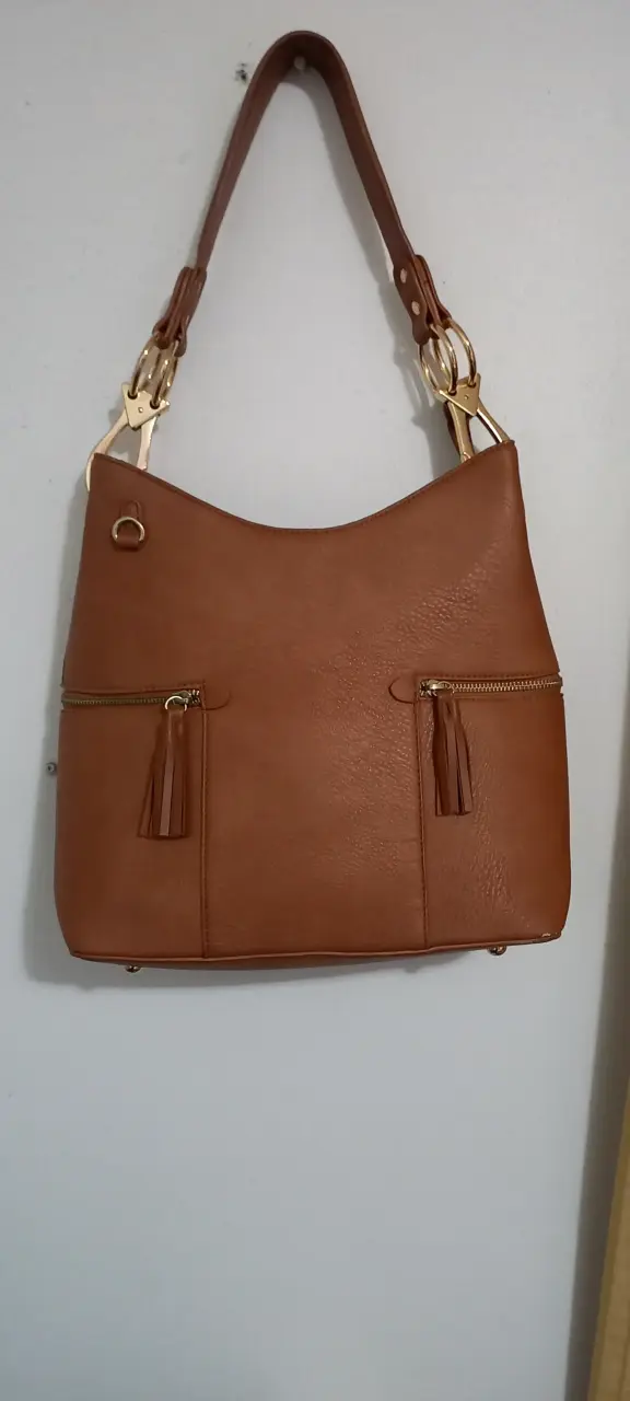 Bolso de cuero marrón con detalles dorados - 1