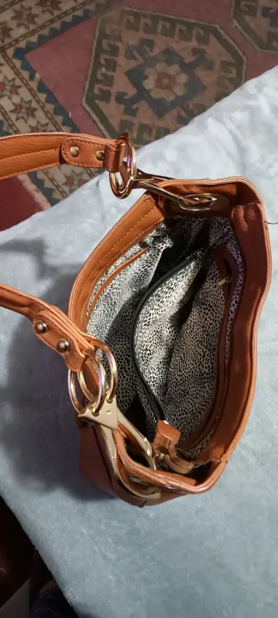 Bolso de cuero marrón con detalles dorados - miniatura 2