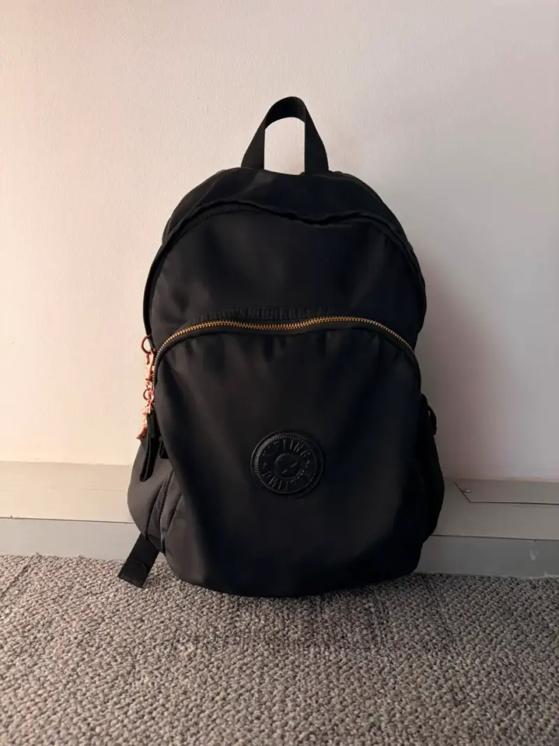 Mochila Kipling M negra con cierre dorado - 1