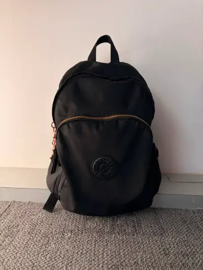 Mochila Kipling M negra con cierre dorado - miniatura 1