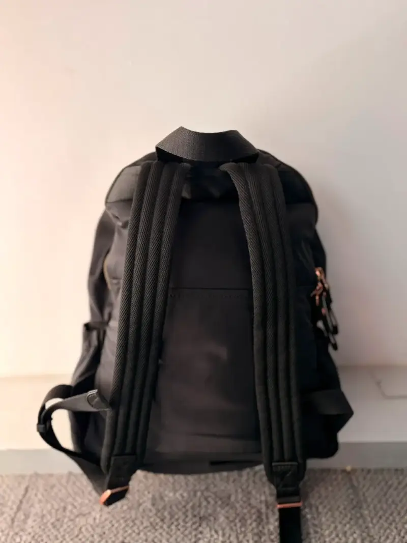 Mochila Kipling M negra con cierre dorado - 2