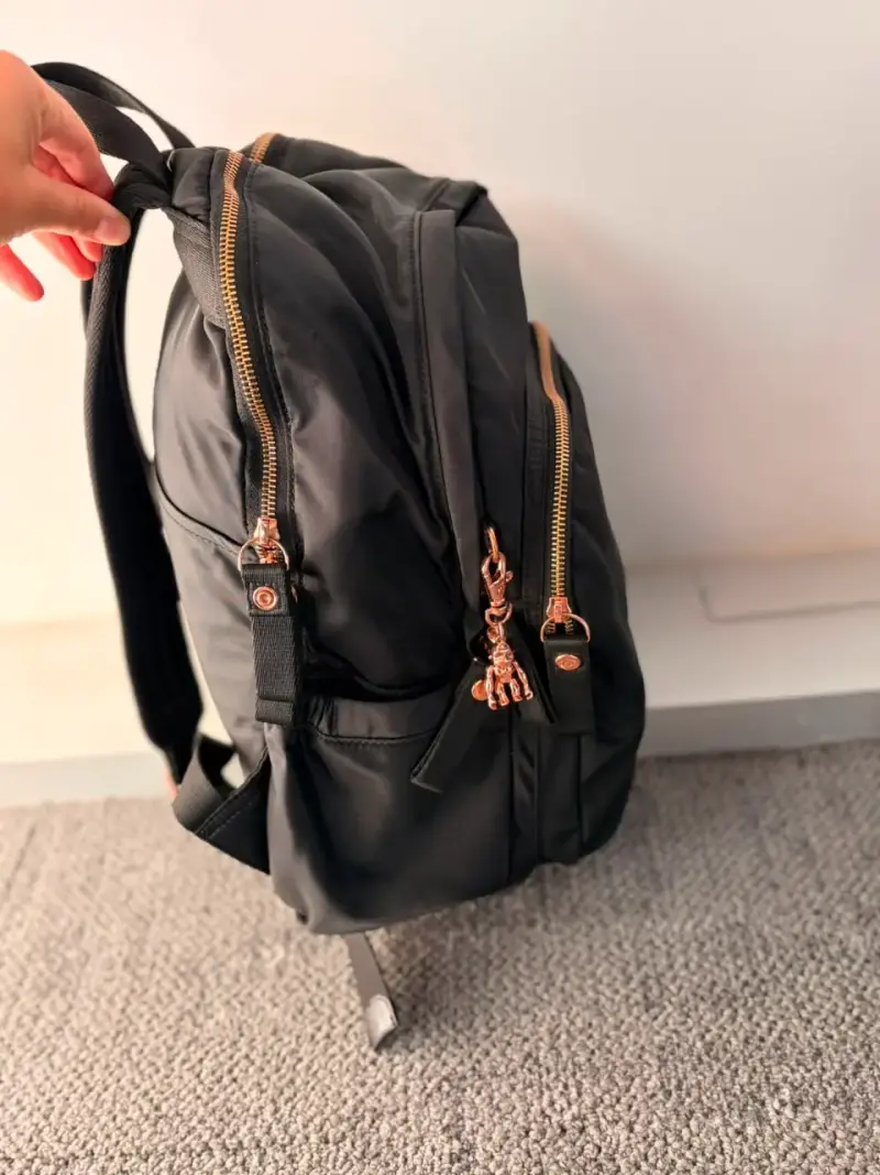 Mochila Kipling M negra con cierre dorado - 3