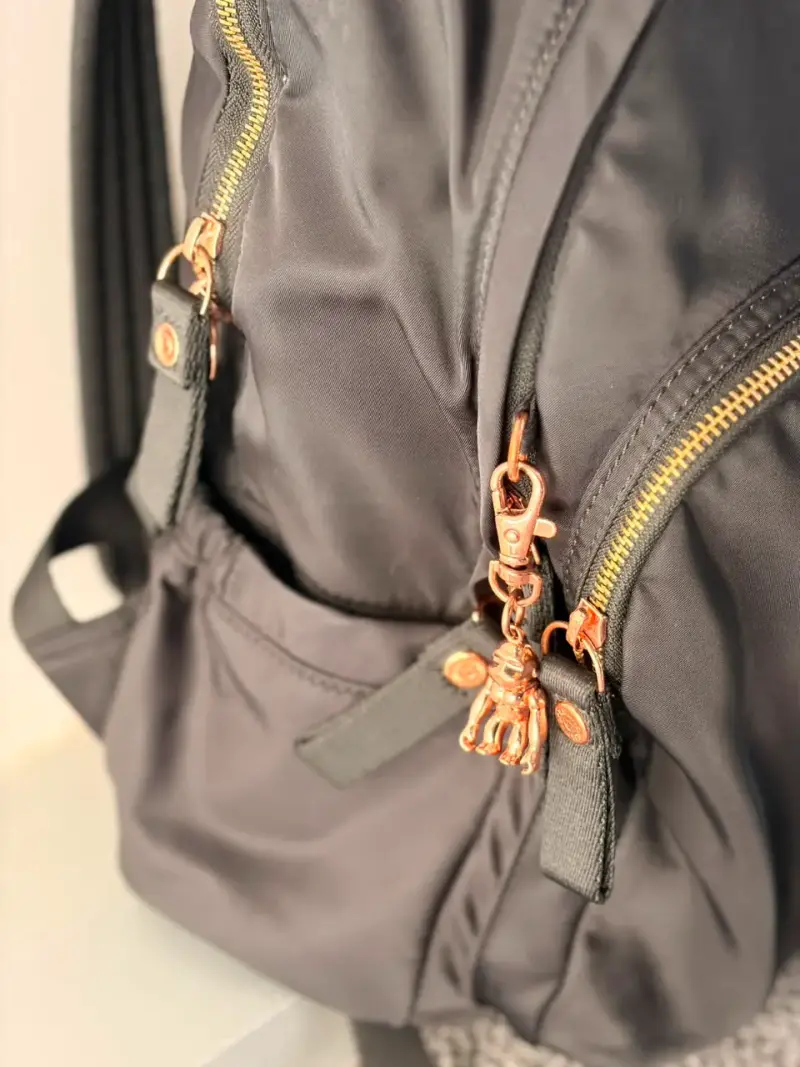Mochila Kipling M negra con cierre dorado - 4