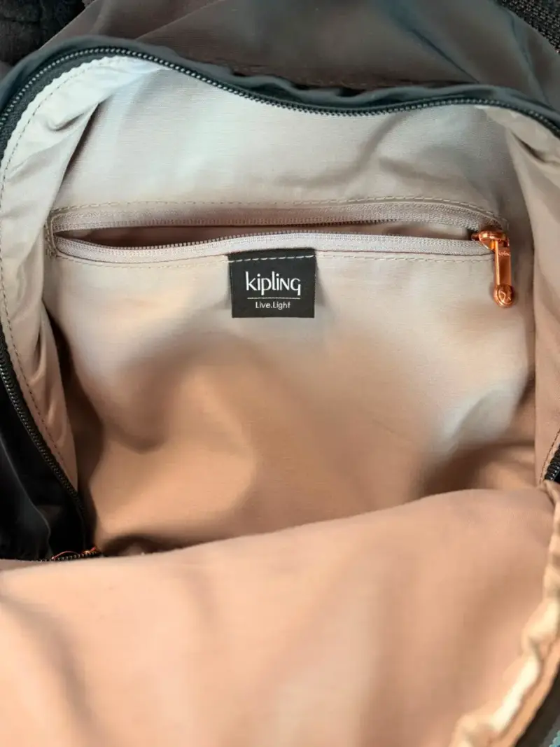 Mochila Kipling M negra con cierre dorado - 5