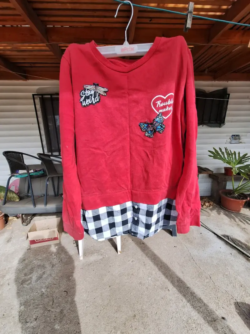 Suéter rojo con parches y diseño a cuadros
