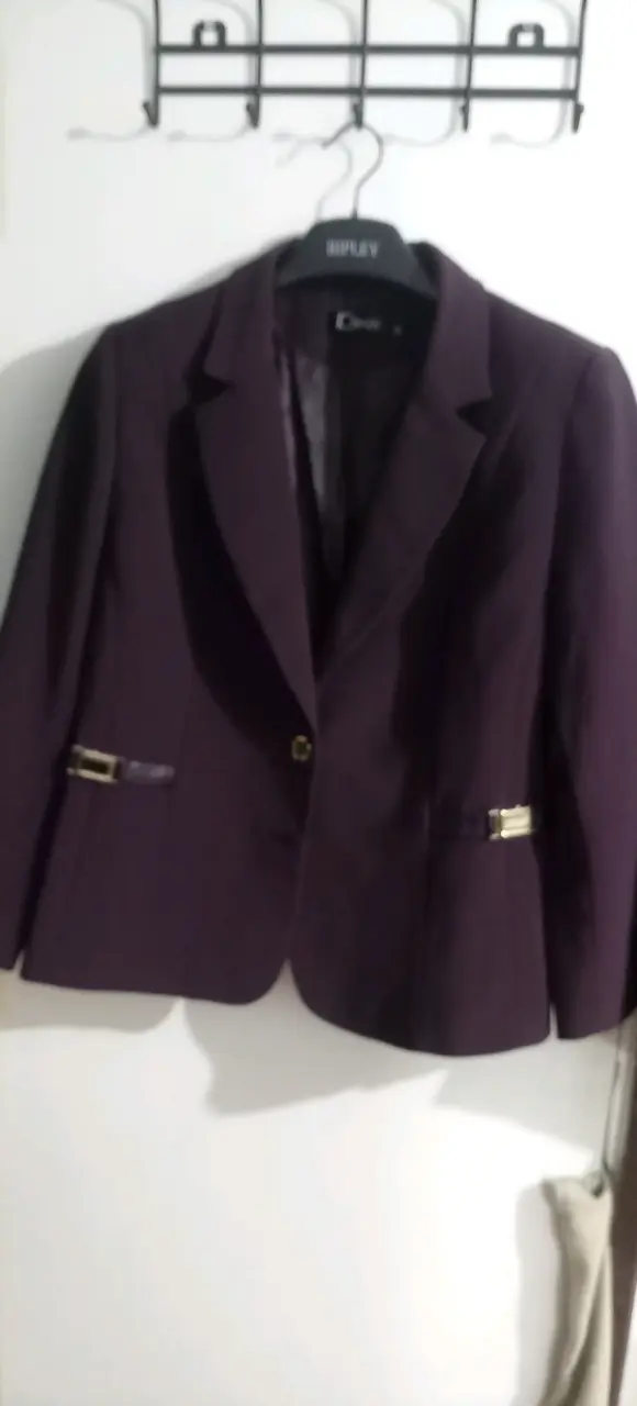 Blazer morado con detalles dorados