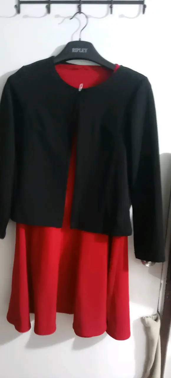 Vestido rojo con chaqueta negra elegante