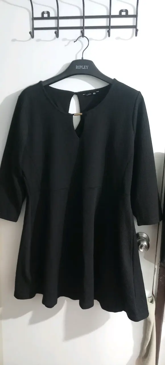 Vestido negro elegante con manga 3/4