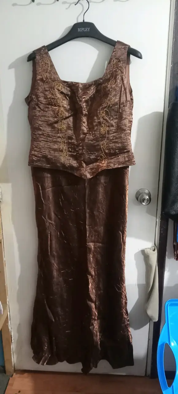 Vestido largo marrón con bordados dorados