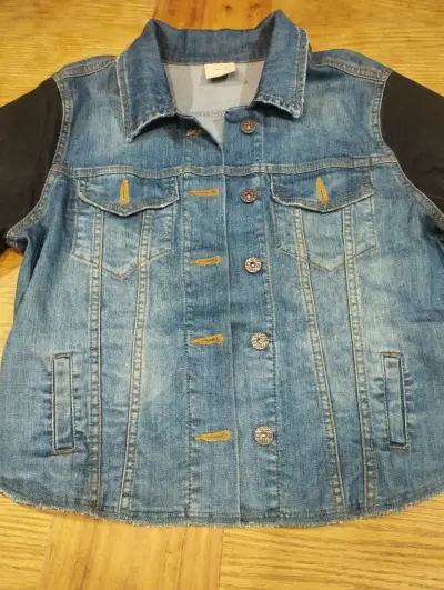 Chaqueta de mezclilla con mangas azul más oscuro - miniatura 1