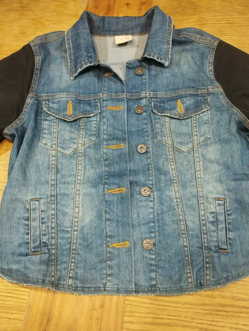 Chaqueta de mezclilla con mangas azul más oscuro - 4