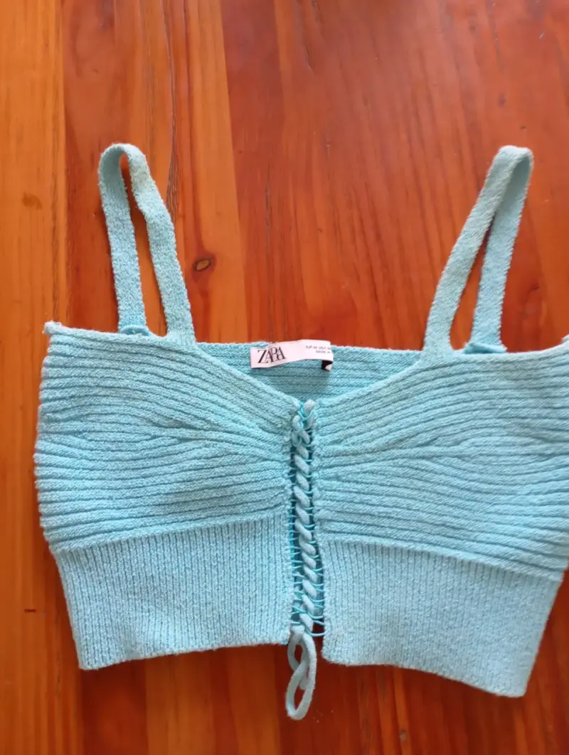 Top tejido celeste Zara con tirantes - 1