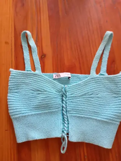 Top tejido celeste Zara con tirantes - miniatura 1