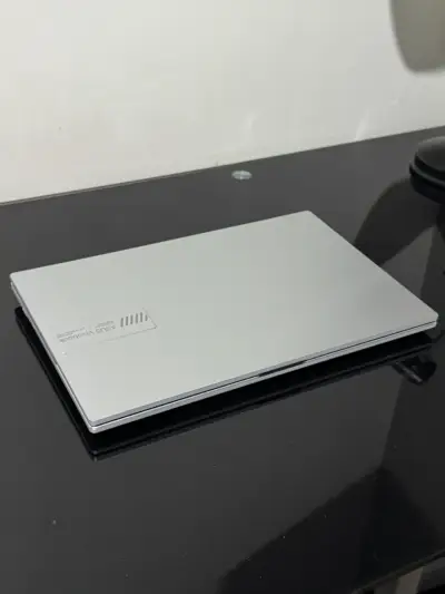 Laptop ASUS Vivobook nueva - miniatura 4