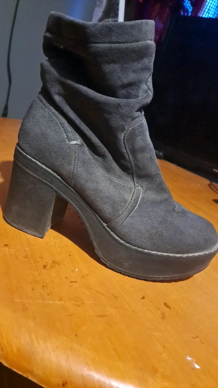 Botines de tacón alto negros de gamuza
