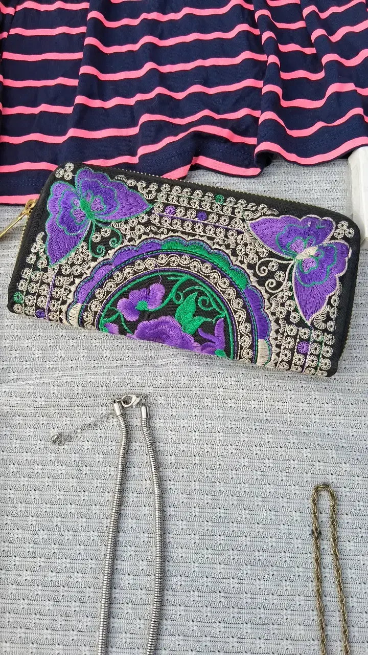 Cartera bordada con diseño floral - 1
