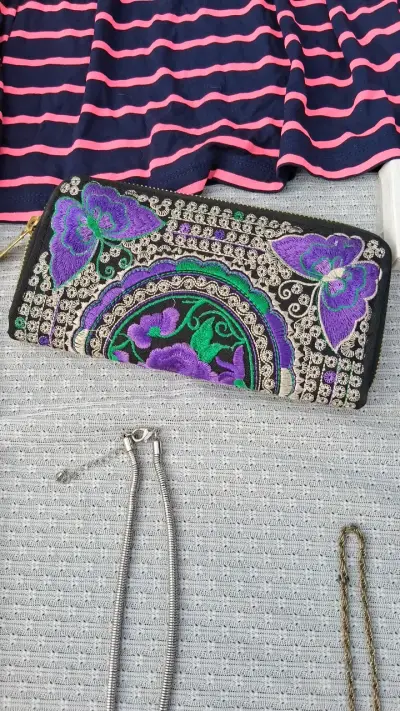 Cartera bordada con diseño floral - miniatura 1