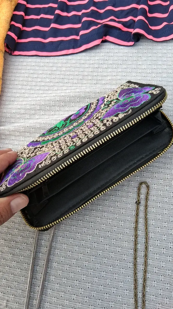 Cartera bordada con diseño floral - 2