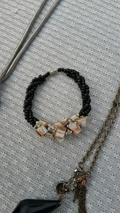 Pulsera de cuentas negras y piedras naturales - miniatura 1