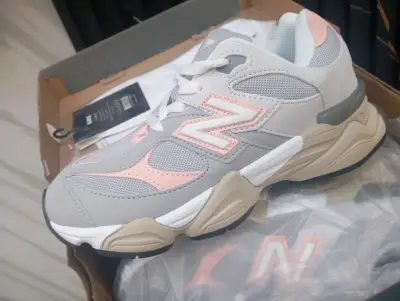 Zapatillas deportivas gris y rosa para niñas - miniatura 1