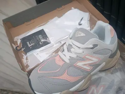 Zapatillas deportivas gris y rosa para niñas - miniatura 2