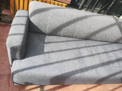 Sofá gris moderno de tres plazas - miniatura 2
