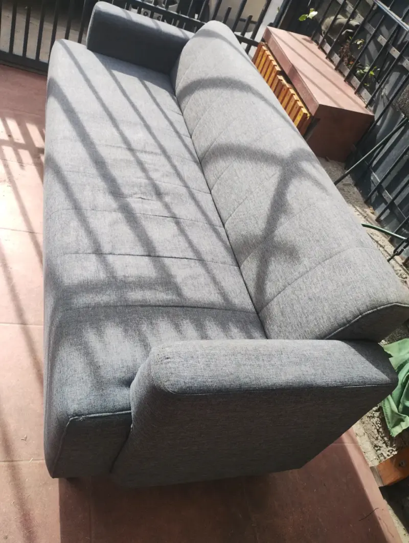 Sofá gris moderno de tres plazas - 3