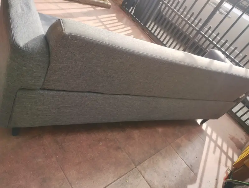 Sofá gris moderno de tres plazas - 4