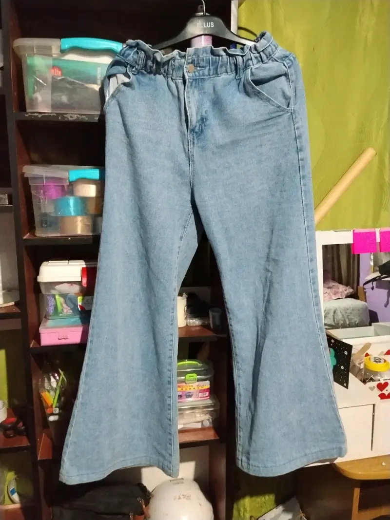 Jeans acampanados de mezclilla azul - 2