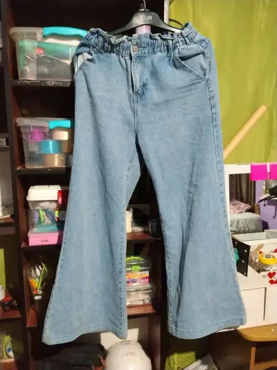 Jeans acampanados de mezclilla azul - miniatura 2