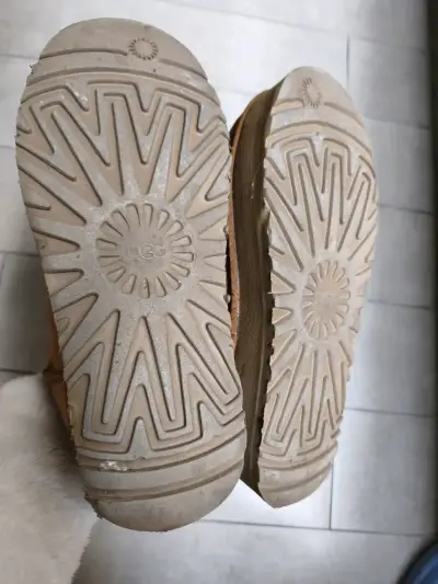 Botas UGG de gamuza color camel - miniatura 2