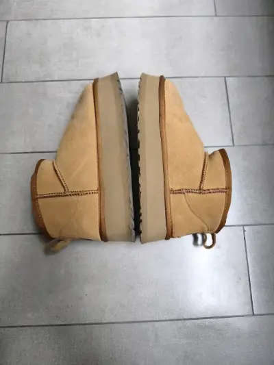 Botas UGG de gamuza color camel - miniatura 3