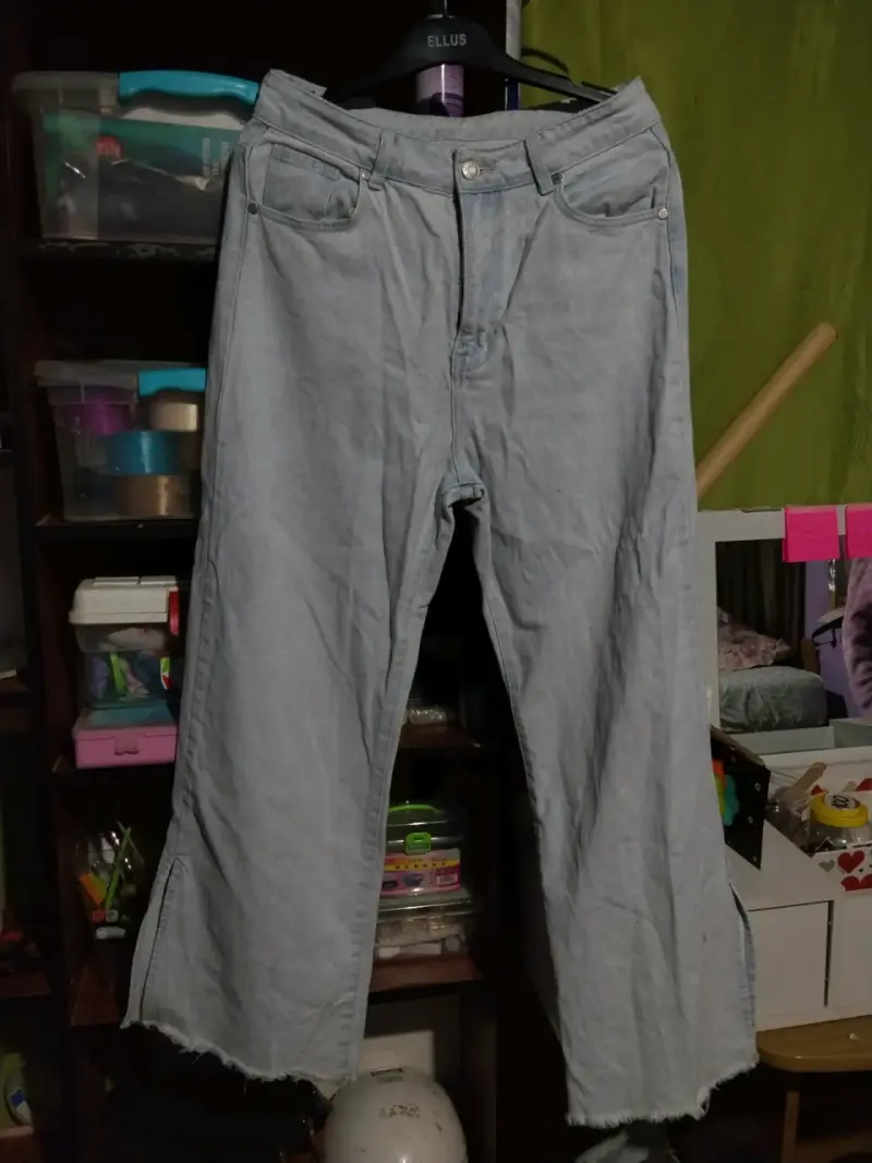 Jeans de mezclilla gris claro con corte recto - 1