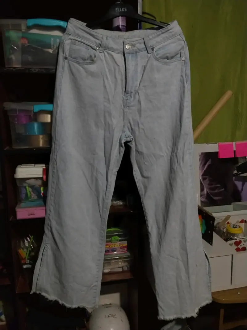 Jeans de mezclilla gris claro con corte recto - 2