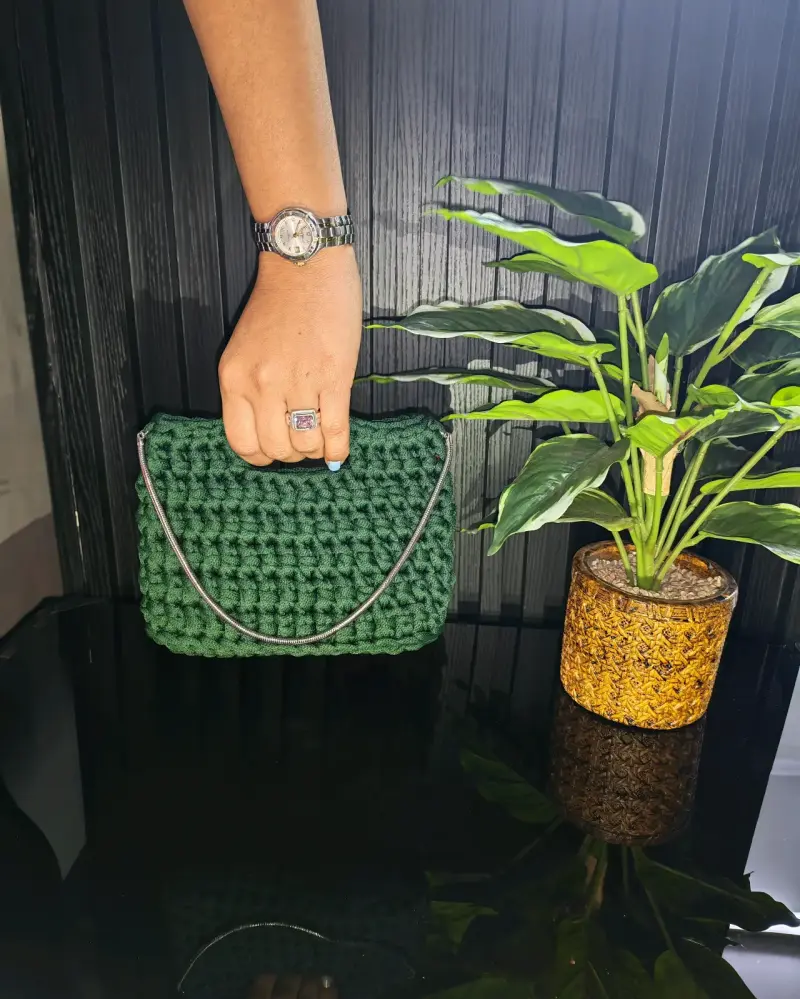 Cartera de mano tejida verde elegante - 1