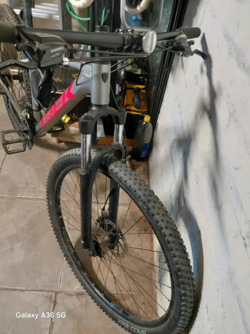 Bicicleta Trek de montaña gris y negra - 2