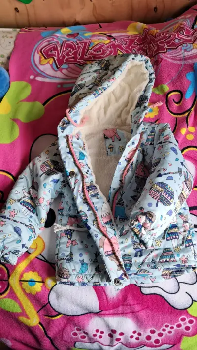 Chaqueta infantil con capucha y forro polar - miniatura 1