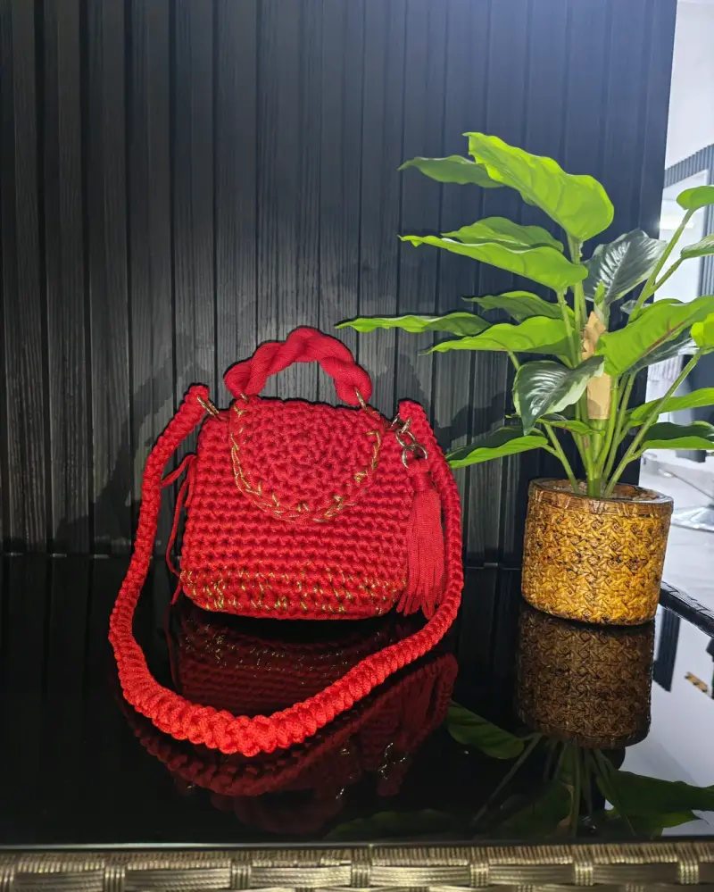 Bolso tejido a mano rojo con flecos - 1